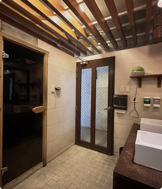 Jacuzzi Area and Sauna Bath at The Exchange Regency